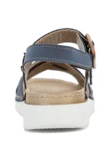 Sandalias planas color azul marino con tiras cruzadas en la parte delantera y tira en el empeine con hebilla decorativa carey. Suela blanca con base dentada y plantilla acolchada color tostado.