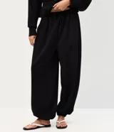 Pantalón balloon de modal color bordó, de corte amplio en las piernas con botamangas ajustadas, cintura con cordón ajustable y bolsillos funcionales.