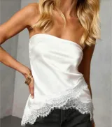 Top strapless blanco de satén con borde de encaje en el dobladillo.