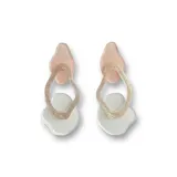 Par de aros colgantes con tres piezas de formas orgánicas irregulares en color rosa pálido, dorado brillante y blanco opaco.