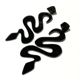 Aros colgantes plateados con forma de serpiente.