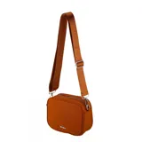 Bandolera Terrano de formato rectangular y diseño compacto, confeccionada en material símil cuero color tostado. Cuenta con cierre superior, correa larga ajustable y herrajes metálicos plateados.