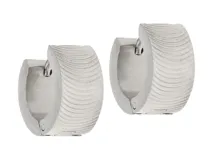 Aros tipo argolla de acero con textura de líneas onduladas en relieve y cierre a presión.