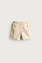 Short de baño de tejido técnico en color beige con estampado paisley en tonos claros y naranjas. Cuenta con cintura elástica con cordón ajustable, bolsillos laterales y forro interior.