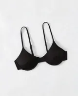 Corpiño de bikini negro con copas y breteles regulables.