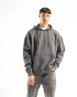 Buzo canguro negro con capucha, bolsillo frontal y corte oversized. Confeccionado en felpa de algodón y poliéster, con rib en puños y ruedo.