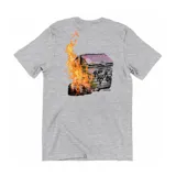 Remera gris melange de manga corta con cuello redondo. Cuenta con un pequeño estampado frontal en el pecho que incluye un cuadrado negro con un diseño y la inscripción Muertevideo.