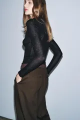 Top de punto fino confeccionado en mezcla de lana y seda, con cuello redondo y manga larga.