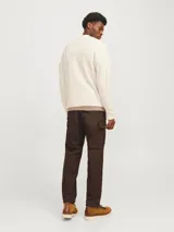 Pantalón cargo marrón de corte relajado, con cierre de gancho y cremallera, bolsillos traseros, frontales y laterales, tiro medio y detalle de cordones en los dobladillos.