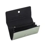 Billetera tipo sobre color rojo con textura granulada y cierre con broche imantado.