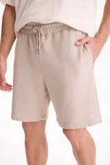 Bermuda deportiva sin friza color negro, con cintura elastizada y cordón ajustable. Corte semi baggy y suelto.