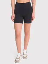 Calza corta deportiva de tiro alto, con bolsillos laterales y banda de silicona para mayor sujeción.