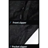Campera cortaviento impermeable de la marca Uniteduy, color negro con estampado sutil de hojas. Cuenta con capucha, cierre frontal, tres bolsillos externos y uno interno. Es una prenda ultra liviana y transpirable, ideal para actividades al aire libre.