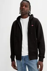 Buzo con capucha y cierre frontal completo de la marca Levi's. Presenta un diseño liso en color negro con bolsillos tipo canguro y el logo de la marca bordado en el pecho.