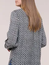 Camisa azul con estampa geométrica, de corte clásico y calce relajado, con cuello camisero tradicional, cierre frontal de botones y mangas largas con presillas para arremangar.
