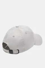 Gorra Ecoalf modelo Patch color gris, confeccionada en algodón orgánico. Cuenta con un parche frontal bordado con la leyenda "Because There Is No Planet B" y visera curva con costuras pespunteadas.