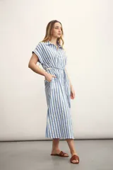 Vestido camisero midi a rayas verticales verdes y blancas, con cuello camisero, mangas cortas y lazo en la cintura.