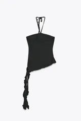 Top negro de cuello halter con lazada, escote recto y hombros descubiertos. Presenta un volante asimétrico en el lateral.