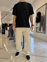 Pantalón cargo de jean oversize en color beige, con bolsillos laterales en las piernas y corte holgado.