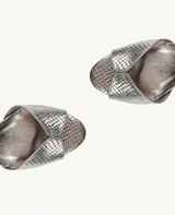 Sandalias plateadas con textura de piel de serpiente, tira delgada sobre los dedos, pulsera con hebilla al tobillo y taco fino.