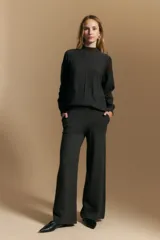 Pantalón de punto de corte ancho y fluido, con cintura elástica y diseño relajado.