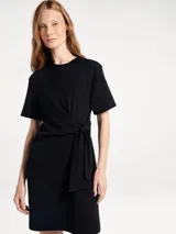 Vestido corto de manga corta con cuello redondo y detalle de lazo anudado en la cintura, confeccionado en tejido suave.