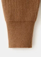 Sweater de punto marrón de manga larga, con cuello polo y solapas amplias.