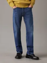 Pantalón de jean azul oscuro de corte recto, con cierre de botones y diseño de cinco bolsillos.