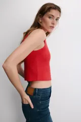 Top de punto acanalado color rojo, con cuello redondo y diseño de tirantes anchos tipo racerback.