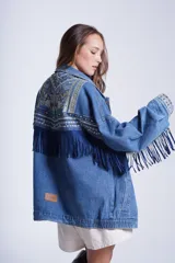 Campera de jean celeste con bordado de flores, tachas y flecos azules.