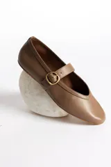 Ballerinas color marrón con correa sobre el empeine y hebilla dorada.