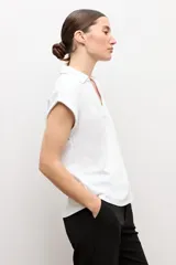 Remera de manga corta color marrón topo, con cuello polo y escote en V.