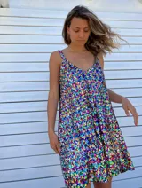 Vestido corto con breteles finos y escote en V, cubierto de lentejuelas multicolor.
