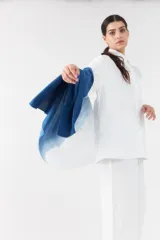 Pañuelo con diseño degradado en tonos blanco y azul añil.