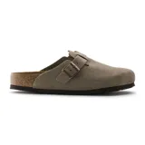 Zueco Birkenstock modelo Boston, confeccionado en gamuza suave color topo. Presenta una tira ajustable con hebilla metálica, plantilla anatómica de corcho y suela de goma antideslizante.