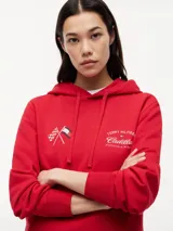 Buzo con capucha de Tommy Hilfiger en colaboración con Cadillac Formula 1 Team. Confeccionado en algodón, presenta un diseño de color rojo con bolsillo tipo canguro, puños y bajo acanalados. Incluye bordados en el pecho con banderas cruzadas y el logo de la colaboración.