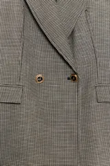 Blazer de corte entallado con estampado de pata de gallo, cuello solapa de muesca, manga larga con hombreras y cierre frontal cruzado con botones dorados. Cuenta con bolsillos con solapa en el delantero y forro interior a contraste.