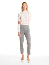 Pantalón de corte slim con estampado de cuadros gales, confeccionado en tejido elastizado. Presenta una pretina ancha y plana de diseño pull-on para un calce cómodo y limpio.