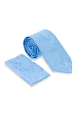 Conjunto de corbata y pañuelo de bolsillo color celeste con estampado paisley tono sobre tono.