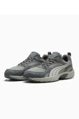 Championes deportivos Puma Milenio Tech LT, color gris con detalles en gris claro y blanco, confeccionados con malla transpirable y refuerzos sintéticos.