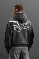 Hoodie gris de corte holgado con efecto desgastado y estampado de graffiti en la espalda.