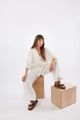 Sandalias planas tipo cangrejeras color verde militar y beige, con suela marrón y tiras ajustables con velcro.