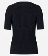 Blusa negra de viscosa con cuello redondo, mangas cortas y textura acanalada. Presenta un recorte oval en la espalda.