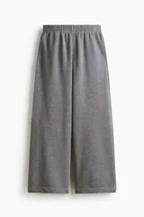 Pantalón de felpa liviana con corte relajado y piernas rectas. Presenta cintura elástica fruncida y bolsillos laterales discretos.