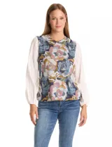 Buzo combinado con torso de tejido fino estampado con diseño floral en tonos azules, grises y rosados. Presenta mangas largas de gasa liviana en color blanco con puños elásticos y botones funcionales en los laterales del ruedo.