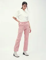 Pantalón de jean color rosa, de corte recto, con bolsillos laterales y traseros, y detalle de costuras verticales en el frente.