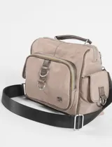 Bandolera negra de diseño versátil con múltiples bolsillos frontales y laterales, asa superior y correa larga ajustable y extraíble. Cuenta con cierre de cremallera y herrajes metálicos plateados.