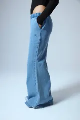 Jean oxford celeste con elástico en la cintura y logo de Renée bordado a tono.