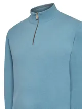 Sweater celeste de cuello alto con medio cierre, confeccionado en hilado italiano que combina lana extrafina y cashmere. Diseño clásico y elegante de calce regular.
