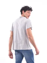 Remera blanca de corte regular con cuello en V y mangas cortas.